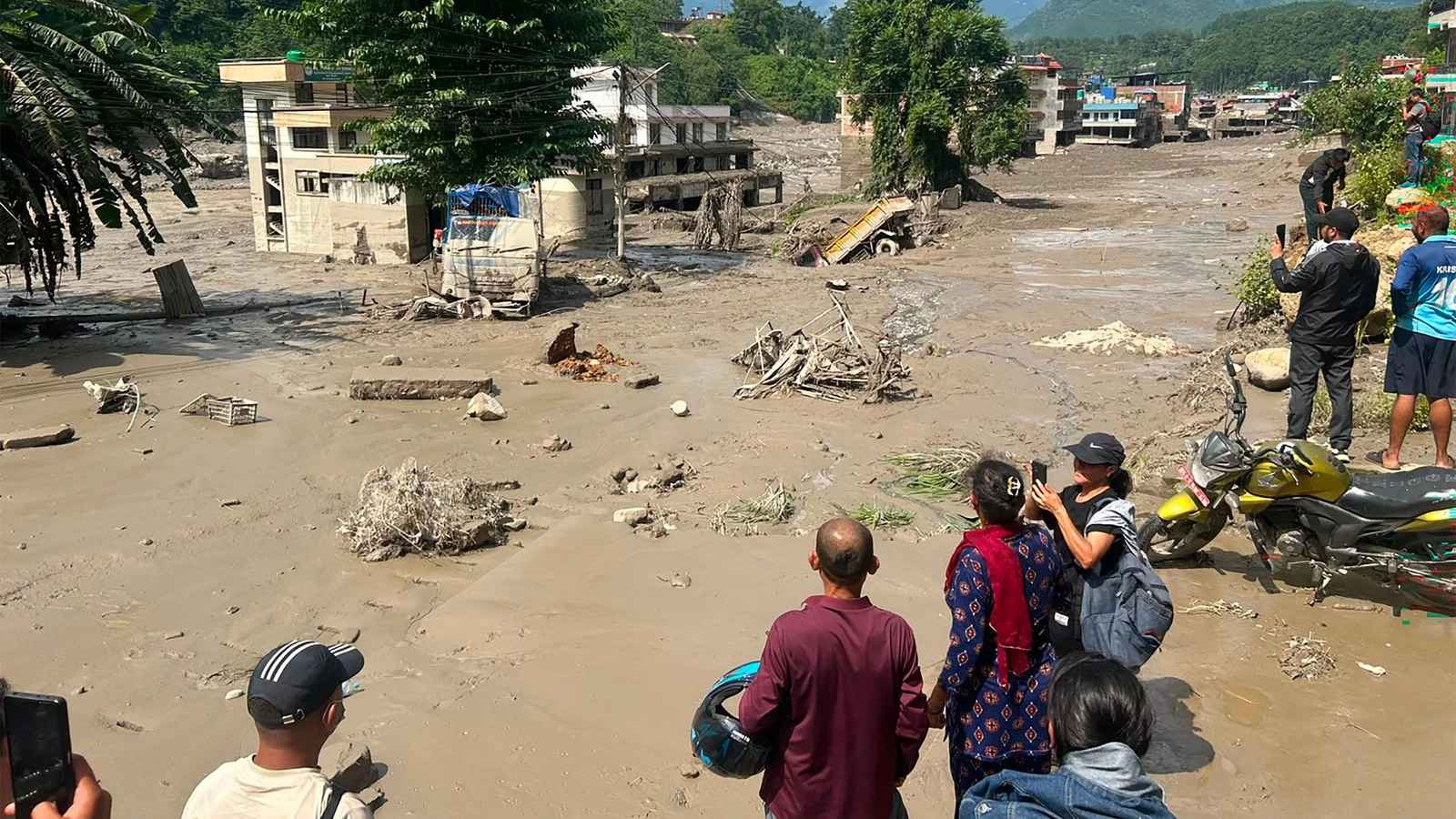 নেপালে ফের আকস্মিক বন্যা, ভেসে গেল বাড়িঘর-সেতু