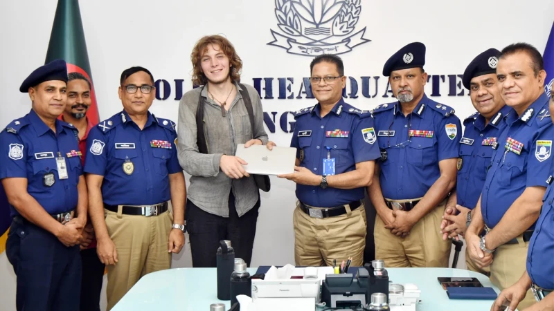 জার্মান পর্যটকের হারিয়ে যাওয়া ল্যাপটপ উদ্ধার করে ফিরিয়ে দিল পুলিশ